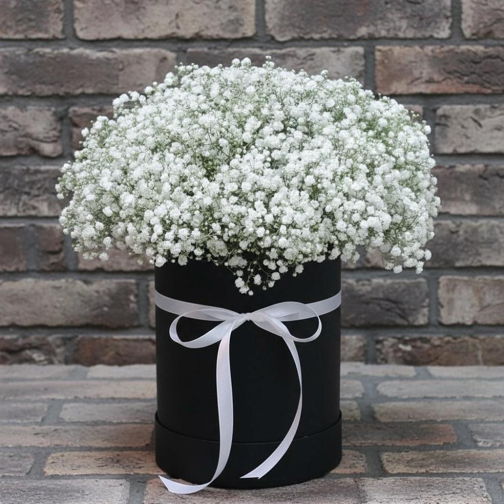 Цветочная композиция из Гипсофила в шляпной коробке в Нахабино