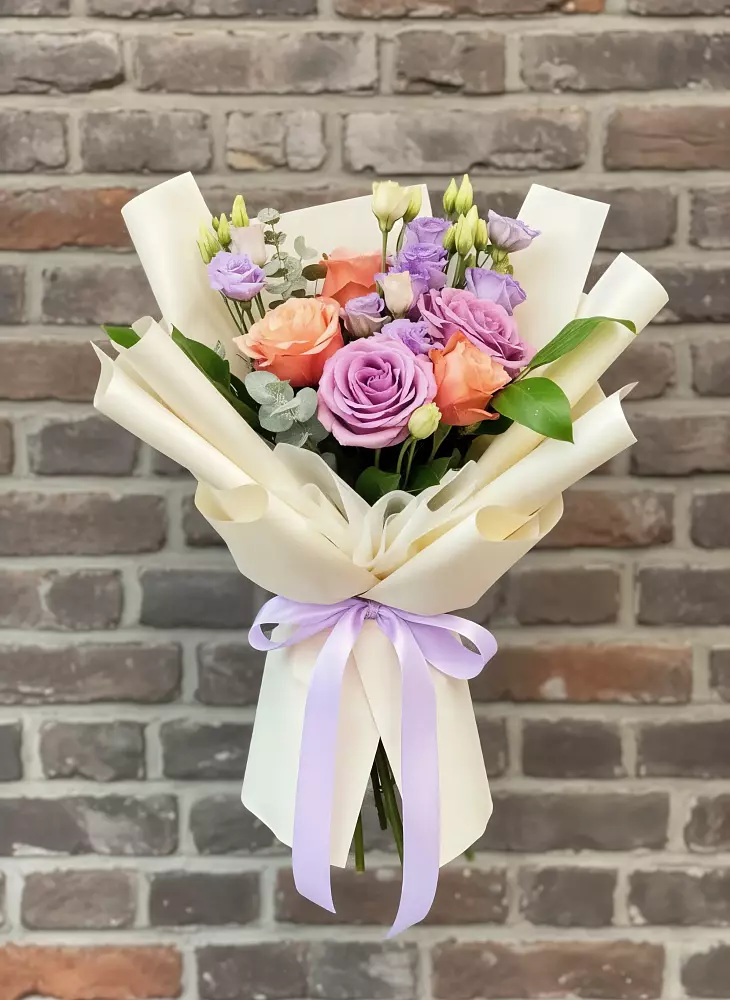 Букет цветов из: Лизиантусы и Розы в Нахабино