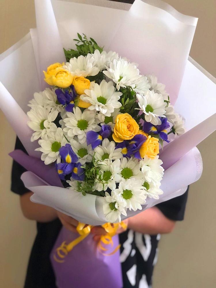 Букет цветов из: Ирисы, Хризантемы и Розы в Нахабино