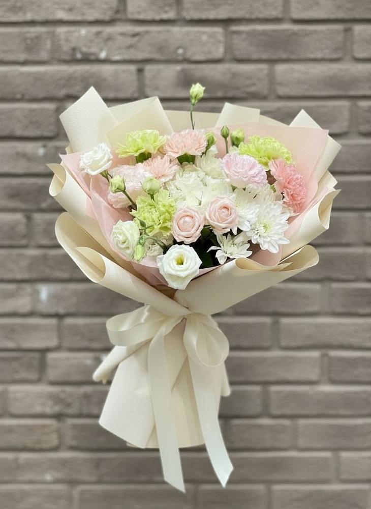 Букет цветов из: Гвоздики, Розы, Лизиантусы и Хризантемы в Нахабино