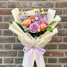 Букет цветов из:  Лизиантусы и Розы в Нахабино