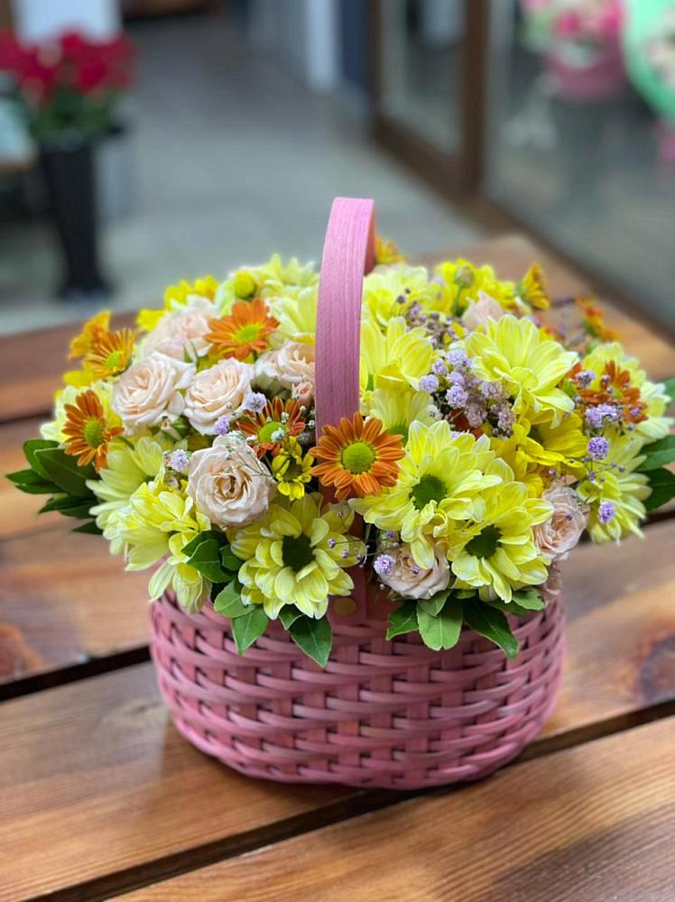 Цветочная композиция из Хризантемы и Розы в корзине в Нахабино