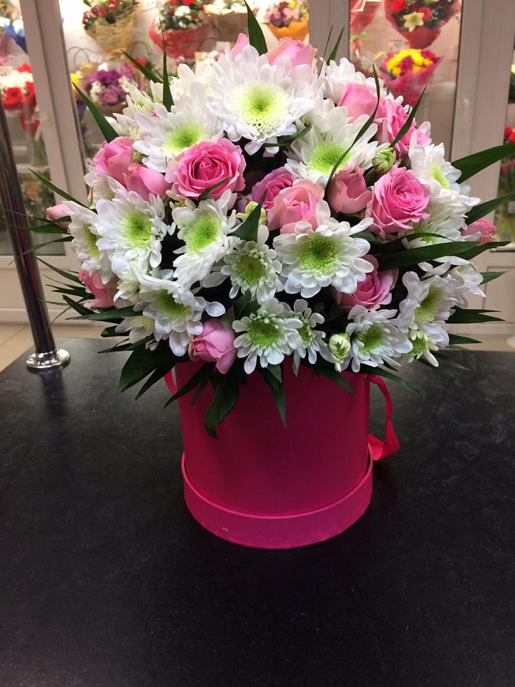 Цветочная композиция из Розы и Хризантемы в шляпной коробке в Нахабино