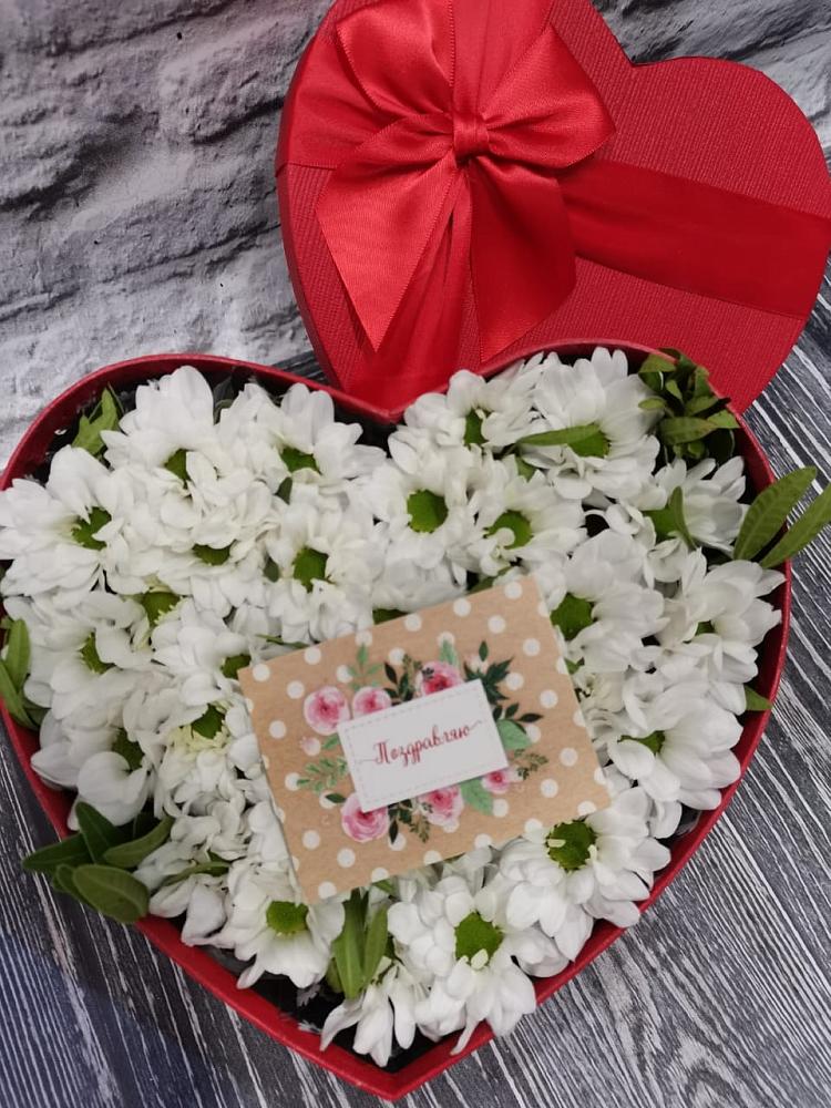 Цветочная композиция из Хризантемы в виде сердца в Нахабино