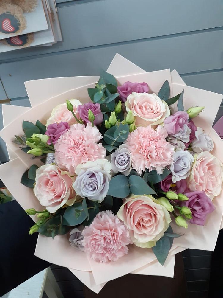 Букет цветов из: Розы, Гвоздики и Лизиантусы в Нахабино