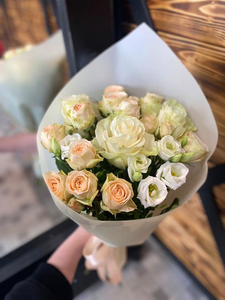 Букет цветов из: Розы и Лизиантусы в Нахабино