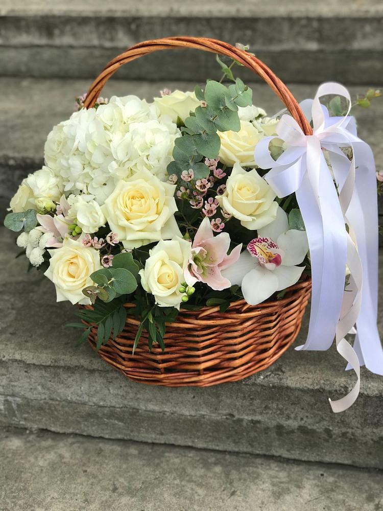 Цветочная композиция из Орхидеи и Розы в корзине в Нахабино
